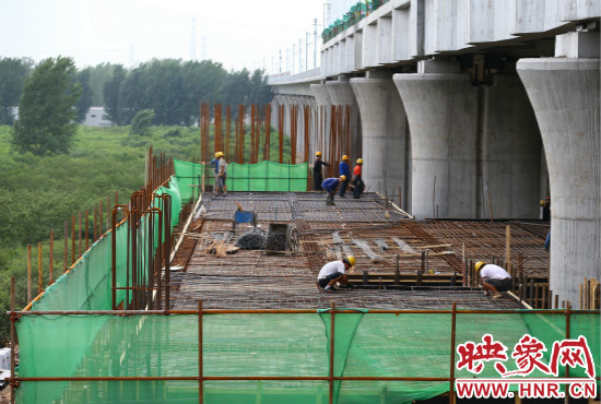 鄭信路站的工地上,工人正在加緊施工。