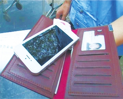 錢包里裝了5000來塊錢，懷里揣著最新的蘋果5S“土豪金”手機(jī)