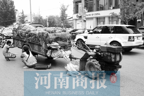 兩車相蹭后，小陳與妻子慌了神