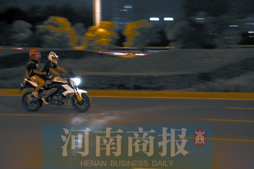 深夜，鄭東新區(qū)，不少人騎著摩托車呼嘯而過