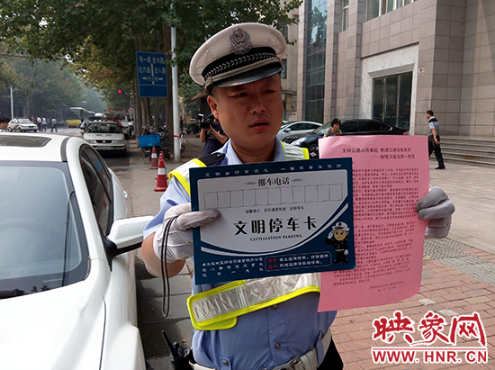 交巡警給轄區(qū)居民發(fā)放宣傳頁(yè)