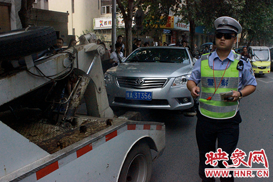 一輛違規(guī)停放的豐田轎車(chē)被拖走