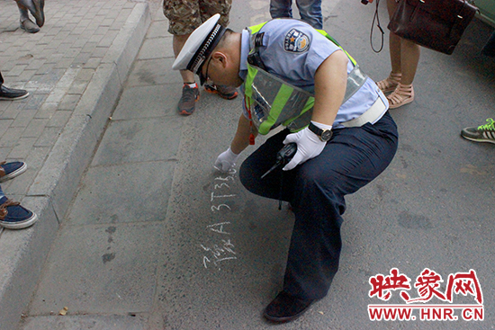 民警給被拖走的車(chē)主留下聯(lián)系方式