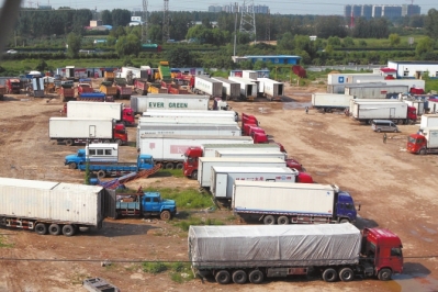 抓賭前，處警民警就藏身在這些廂式貨車內(nèi)。