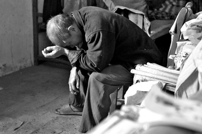 妞妞的爺爺至今仍深陷自責(zé)與悲傷之中,不能自拔。