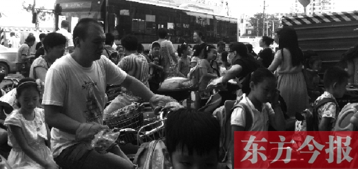 9月4日下午，文化路一小附近，大批陪讀家長(zhǎng)接孩子。