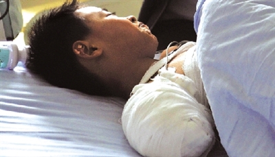 被黑熊咬掉右胳膊后，他忍著痛沒哭；術(shù)后躺在病床上，他沒哭。