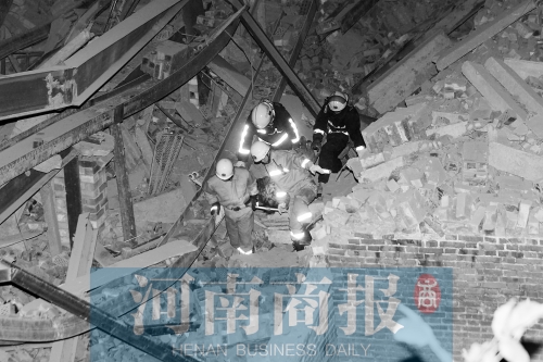 昨晚8點(diǎn)30分，消防員從廢墟中救出一名被埋者