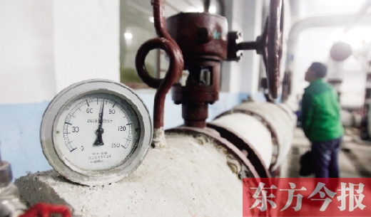 17日，中原環(huán)保的工作人員在向記者介紹管道的溫度。當日，管道內溫度達到75℃。