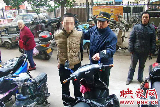 巡防隊(duì)員將盜賊控制。