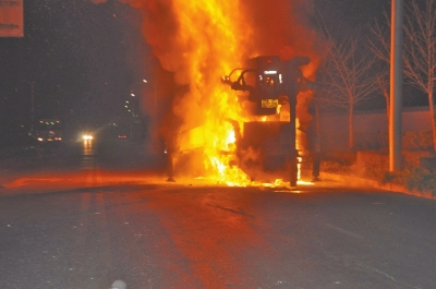 火勢(shì)異常兇猛,消防官兵都無法靠近。