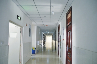 像這樣的攝像頭，宿舍樓里每層安裝了7個。