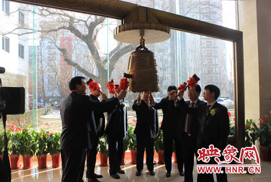 1月7日，在全國(guó)股份轉(zhuǎn)讓系統(tǒng)（即新三板），伴隨著開(kāi)市寶鐘的敲響，山水園林股份有限公司正式登陸新三板。