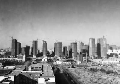 在鄭州市同一地點拍攝的照片，下為1月1日晴朗天氣，上為1月5日霧霾天氣。（拼接圖片）