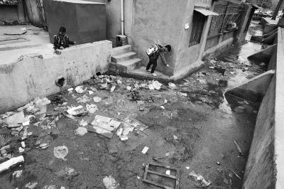 污水溝成了附近的孩子們放學(xué)后逗留的場所，十分令人擔(dān)憂。