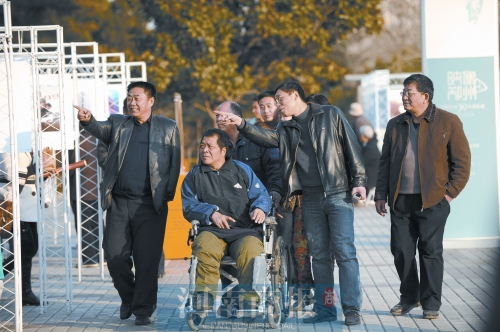 2009年9月15日，老鄰居們陪高新海游綠城廣場 井勇/供圖