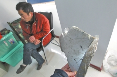 李某撞人后駕車逃逸僅留下一塊保險(xiǎn)杠碎片