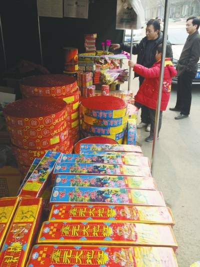 一家鞭炮攤兒前，只有少數(shù)人駐足購(gòu)買。