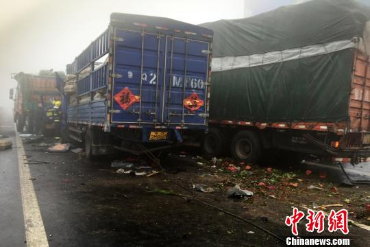 圖為21日，蘭南高速河南段車禍?zhǔn)鹿尸F(xiàn)場(chǎng)一片狼藉?！」啤z