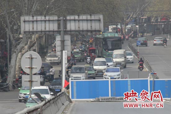 南陽(yáng)路北向南方向擁堵嚴(yán)重。