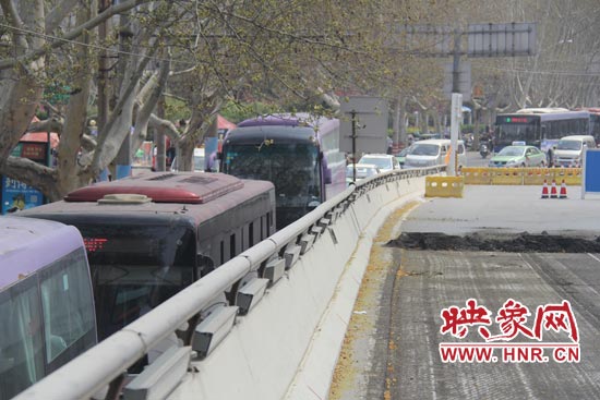 上下橋口圍擋處道路擁堵。