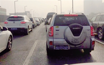早高峰隴海高架橋從秦嶺路開始，一直向東都已經(jīng)堵成停車場了。 直播369 圖