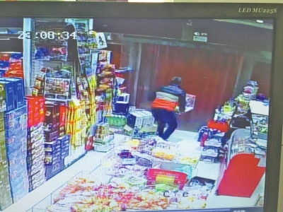 監(jiān)控中顯示，當(dāng)時竊賊抱起募捐箱就跑。