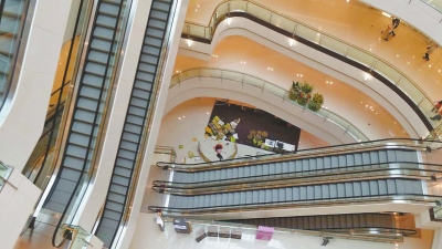 記者趕到現(xiàn)場時看到，墜樓女子面部朝下，上身穿粉紅色長袖上衣，下身穿黑色長褲，腳上沒有鞋。