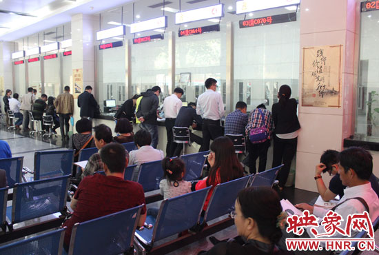 金水區(qū)人民法院立案大廳內秩序井然。