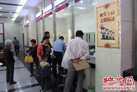 為應對立案登記制度改革后的首個工作日，金水區(qū)法院特地增開了兩個立案窗口。