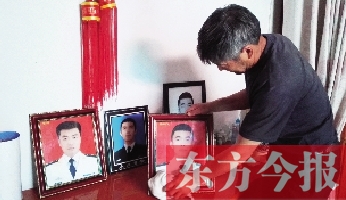 沉浸在悲痛之中的魯有海，擦拭著孩子的遺照