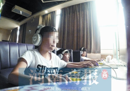 這家名為優(yōu)客體育競(jìng)技俱樂部的店內(nèi)，有許多未成年人在上網(wǎng)玩游戲