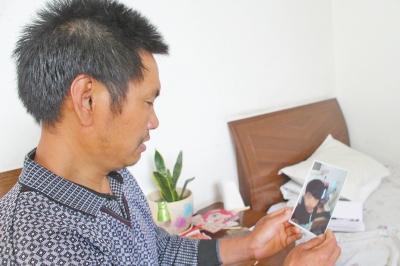 46歲的山村農(nóng)民祁振崗在失去兒子的同時(shí)，又陷入了“沒錢帶兒子回家”的揪心之痛中。