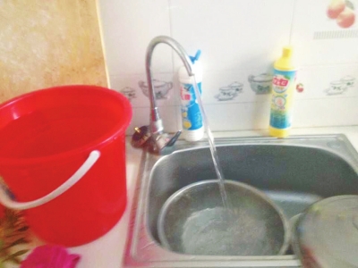 和諧家園居民家中流出的自來(lái)水