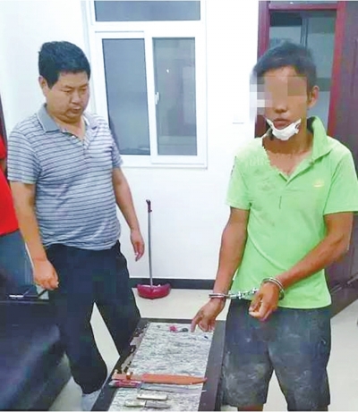 犯罪嫌疑人張某某（右）被抓時，挎包中被搜出兩把長約30厘米的尖刀