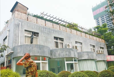 一樓是公廁，綠化后的樓頂開了個(gè)露天燒烤攤