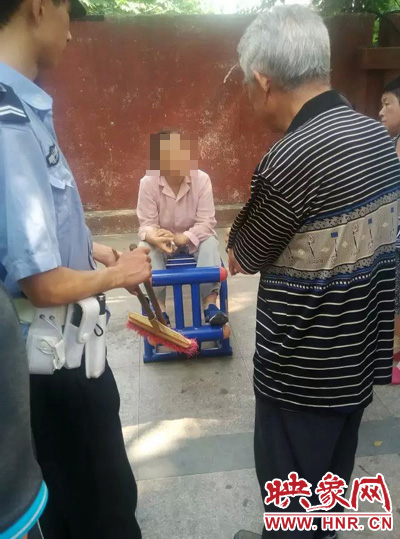 老太當(dāng)時坐在健身器材上做仰臥起坐，說環(huán)衛(wèi)工人影響她鍛煉身體了，便開始謾罵環(huán)衛(wèi)工人。