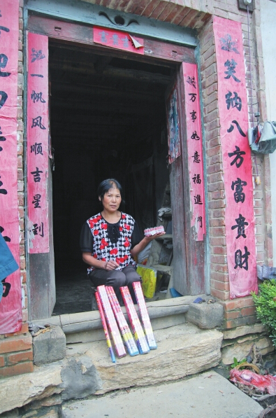 村民楊女士買(mǎi)來(lái)閃光雷、爆竹防衛(wèi)