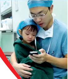 對(duì)于網(wǎng)友的點(diǎn)贊，石醫(yī)生說(shuō)，是孩子太可愛了，所以照片才得到這么多贊美。圖片來(lái)自網(wǎng)絡(luò)。