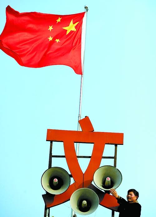 11月15日，新蔡縣磚店鎮(zhèn)黨員劉新峰在村口架起三個(gè)大喇叭，向群眾及時(shí)宣傳十八大精神。