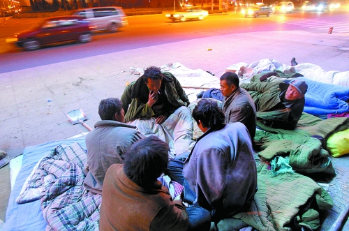 寒風里，他們以打牌來打發(fā)枯燥的生活。