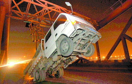 　車上升降機(jī)的工作臺被卡，車身前部高高翹起。