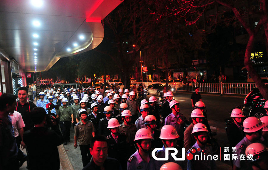 2012年12月26日晚，海南省三亞市，三亞市綜合行政執(zhí)法局河西大隊(duì)近百名城管上街執(zhí)法。