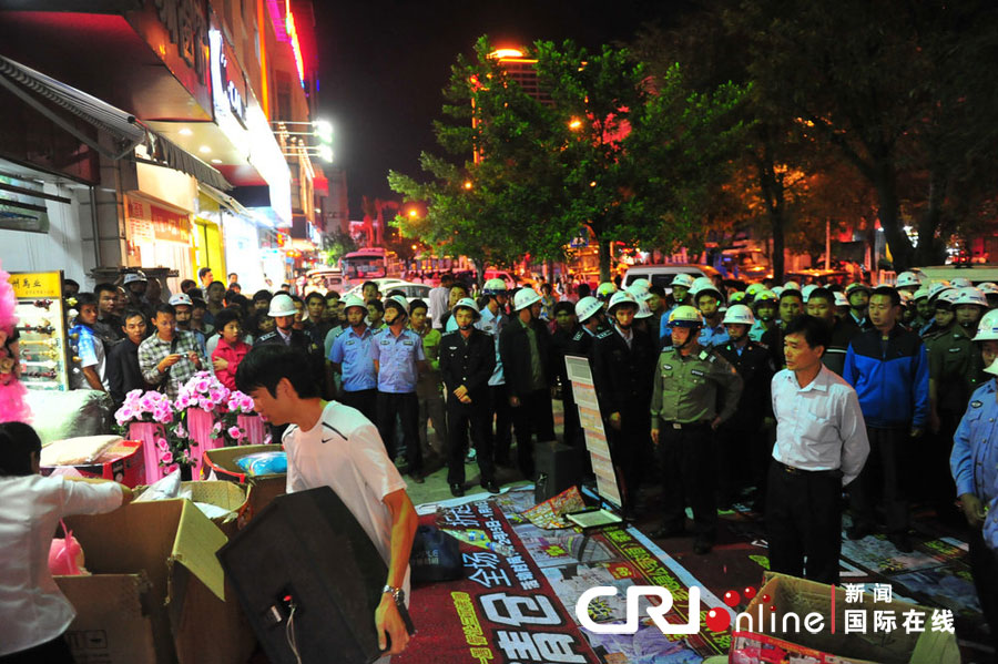 　2012年12月26日晚，海南省三亞市，三亞市綜合行政執(zhí)法局河西大隊(duì)近百名城管上街執(zhí)法。