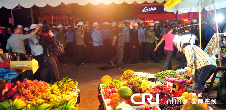 2012年12月26日晚，海南省三亞市，三亞市綜合行政執(zhí)法局河西大隊(duì)近百名城管上街執(zhí)法。