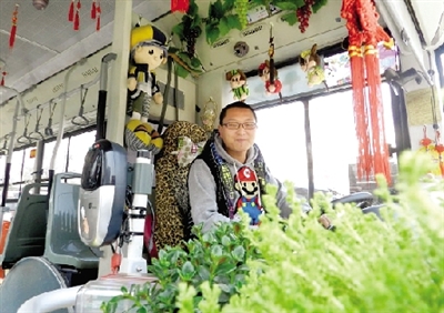 米奇、中國結(jié)、流氓兔、綠色植物、各種表情的小豬裝扮車廂