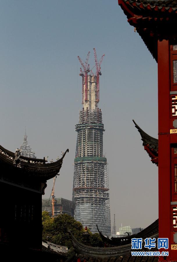 在上海豫園遠(yuǎn)眺在建的國內(nèi)第一高樓“上海中心”（4月11日攝）。