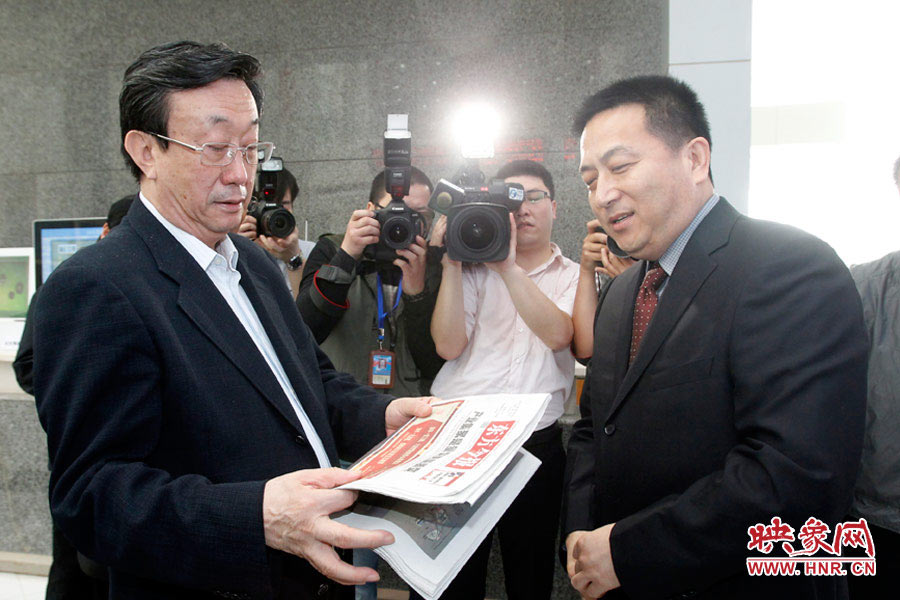 東方今報報社社長趙國平向河南省委書記、省人大常委會主任郭庚茂匯報東方今報的內容、發(fā)行等情況 東方今報