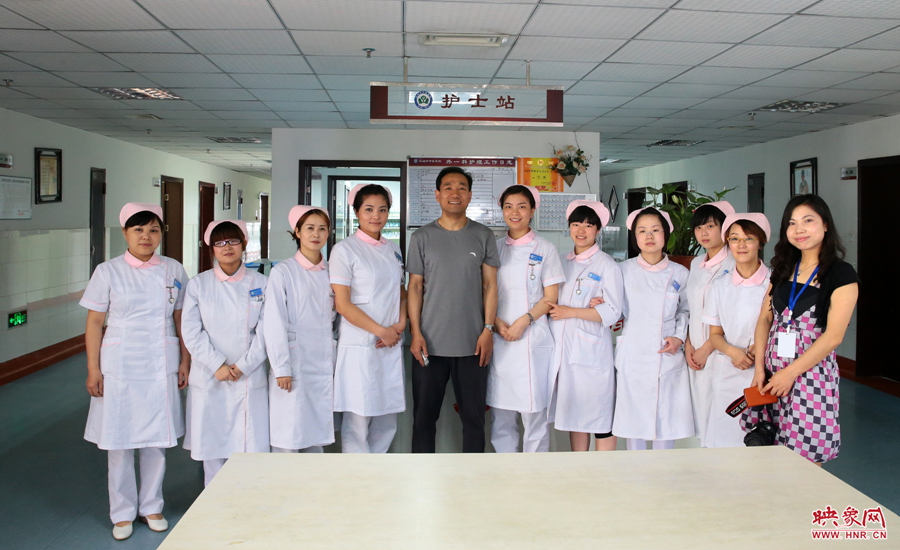 護士們得知采訪的記者是來自河南，非要一起合影留念
