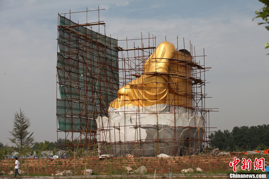 圖為被拆掉頭的雕塑。王友 攝